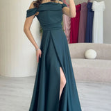 فستان سهرة ماكسي من الساتان بحمالات من حجر الزمرد الأخضر