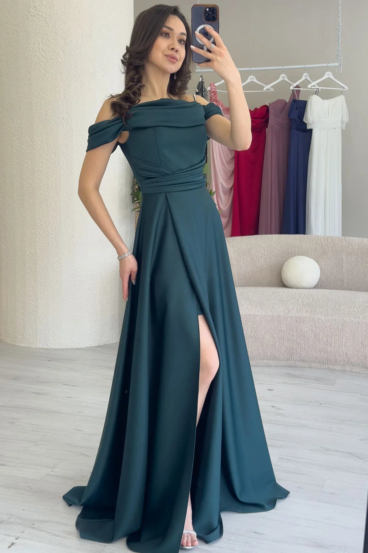 Women's Emerald Green Taş Strap Off-Shoulder Satin Slit Evening Gown