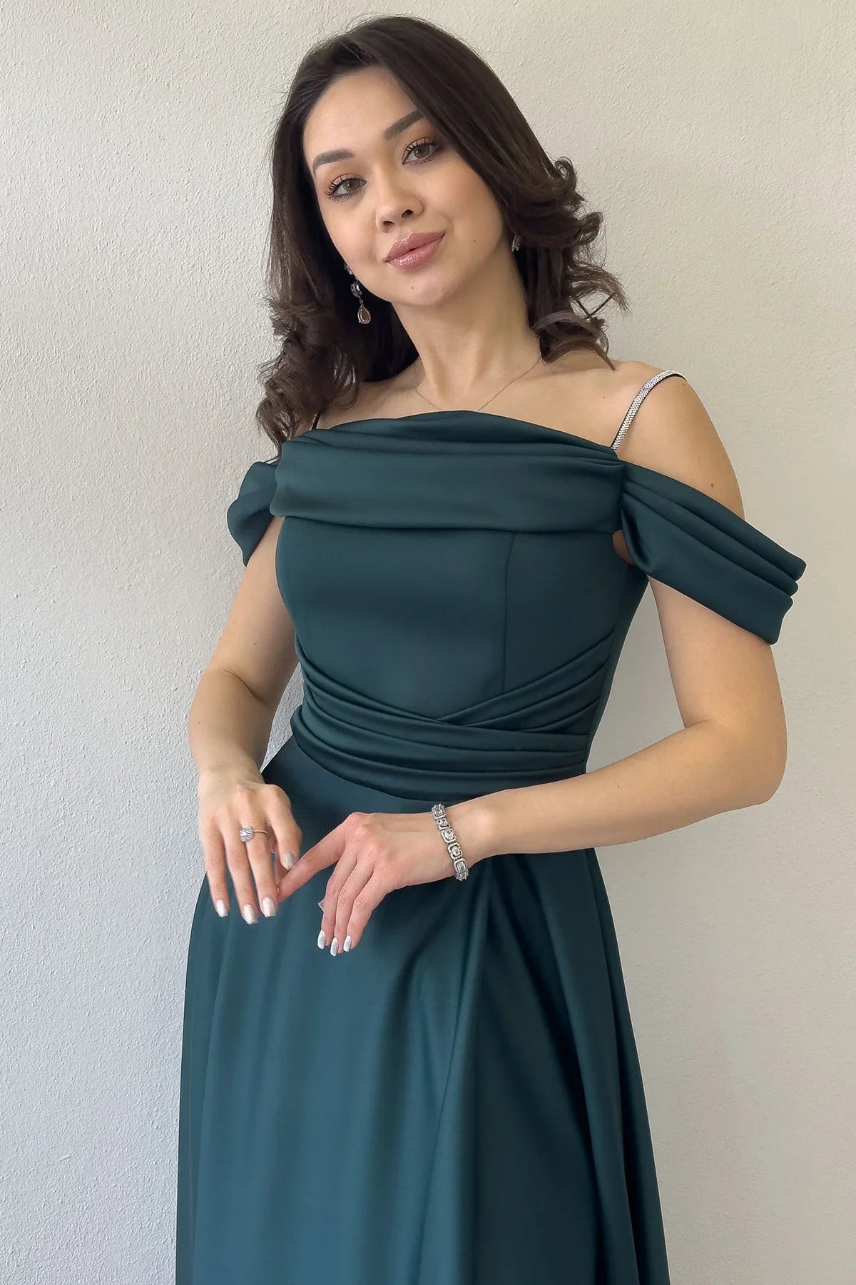 Women's Emerald Green Taş Strap Off-Shoulder Satin Slit Evening Gown