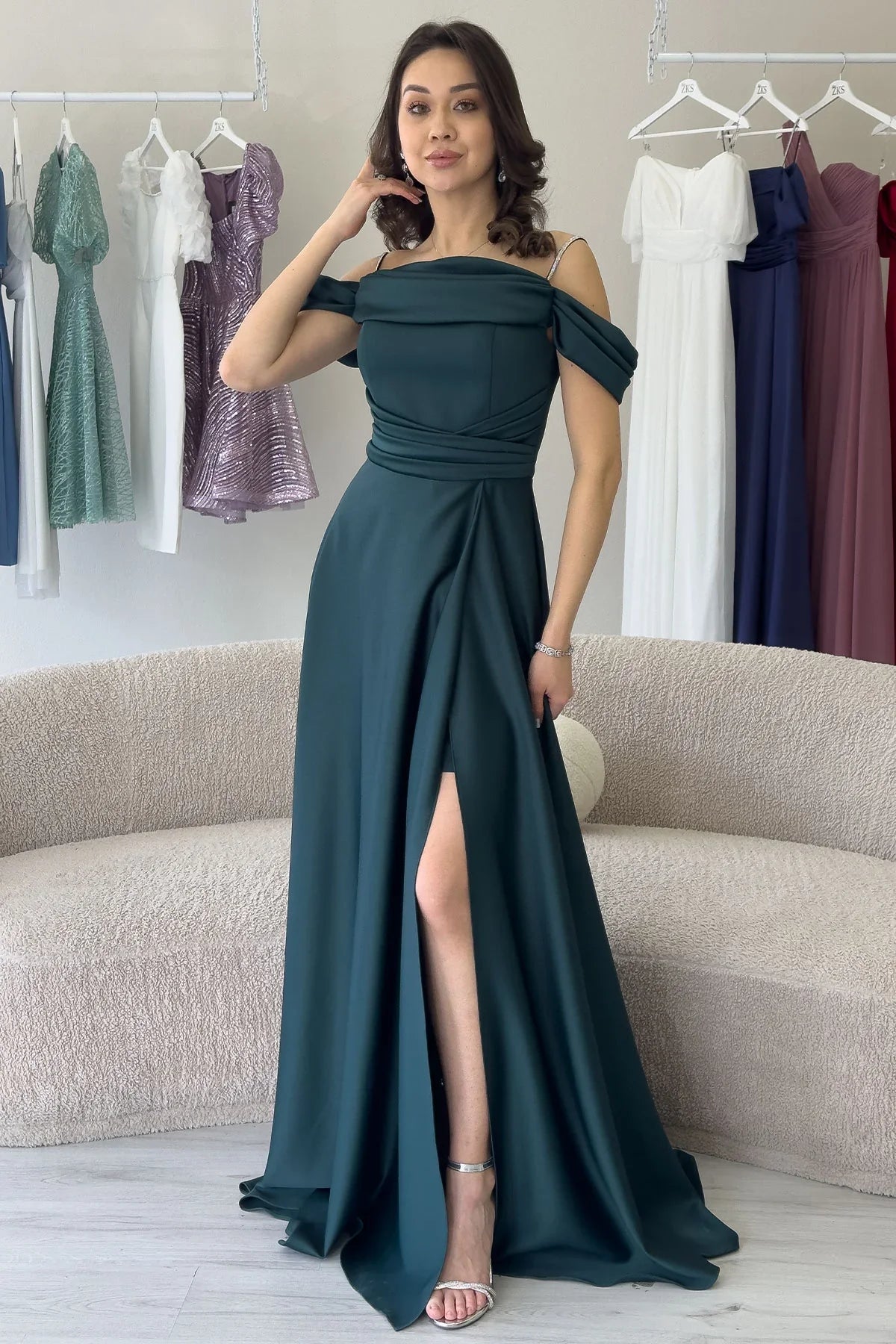 Women's Emerald Green Taş Strap Off-Shoulder Satin Slit Evening Gown