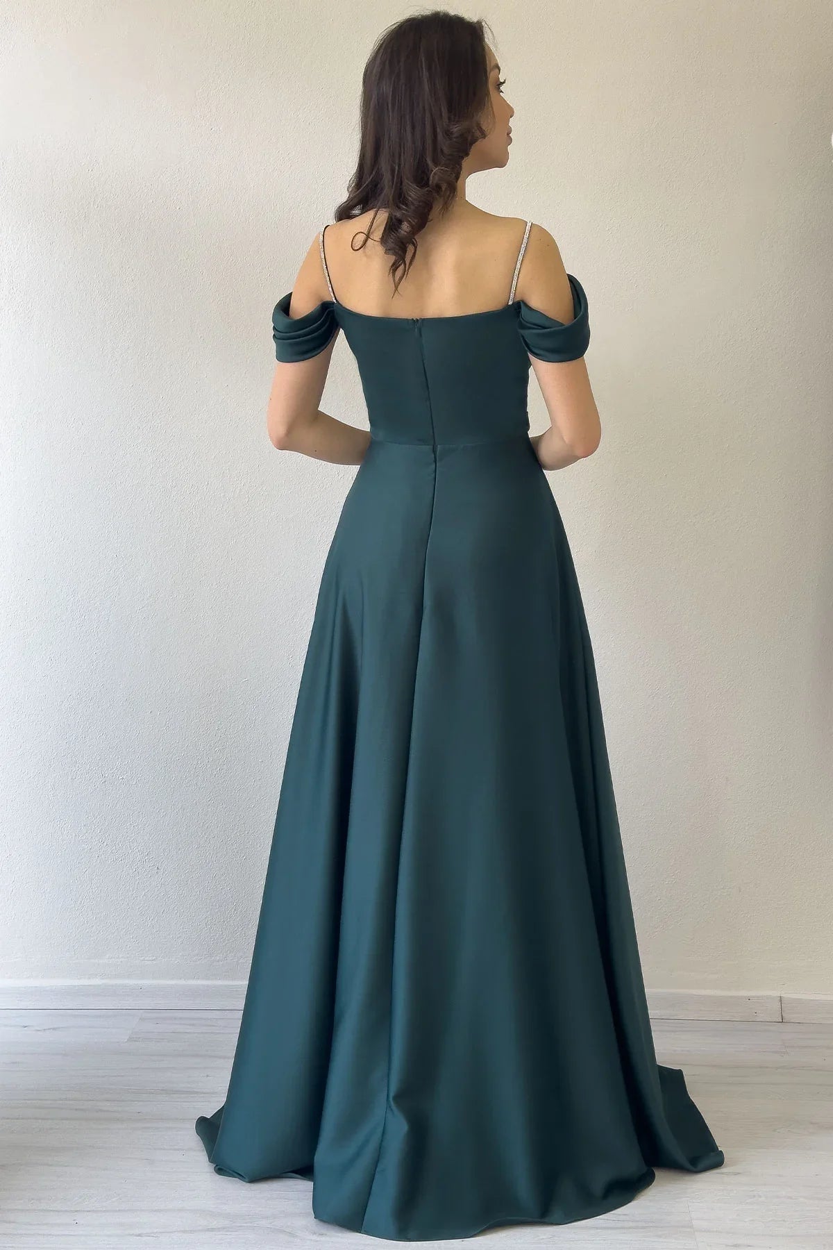 Women's Emerald Green Taş Strap Off-Shoulder Satin Slit Evening Gown