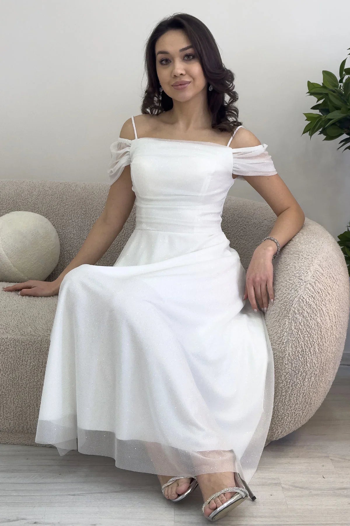 فستان سهرة أبيض متوسط ​​الطول بكتفين منخفضتين