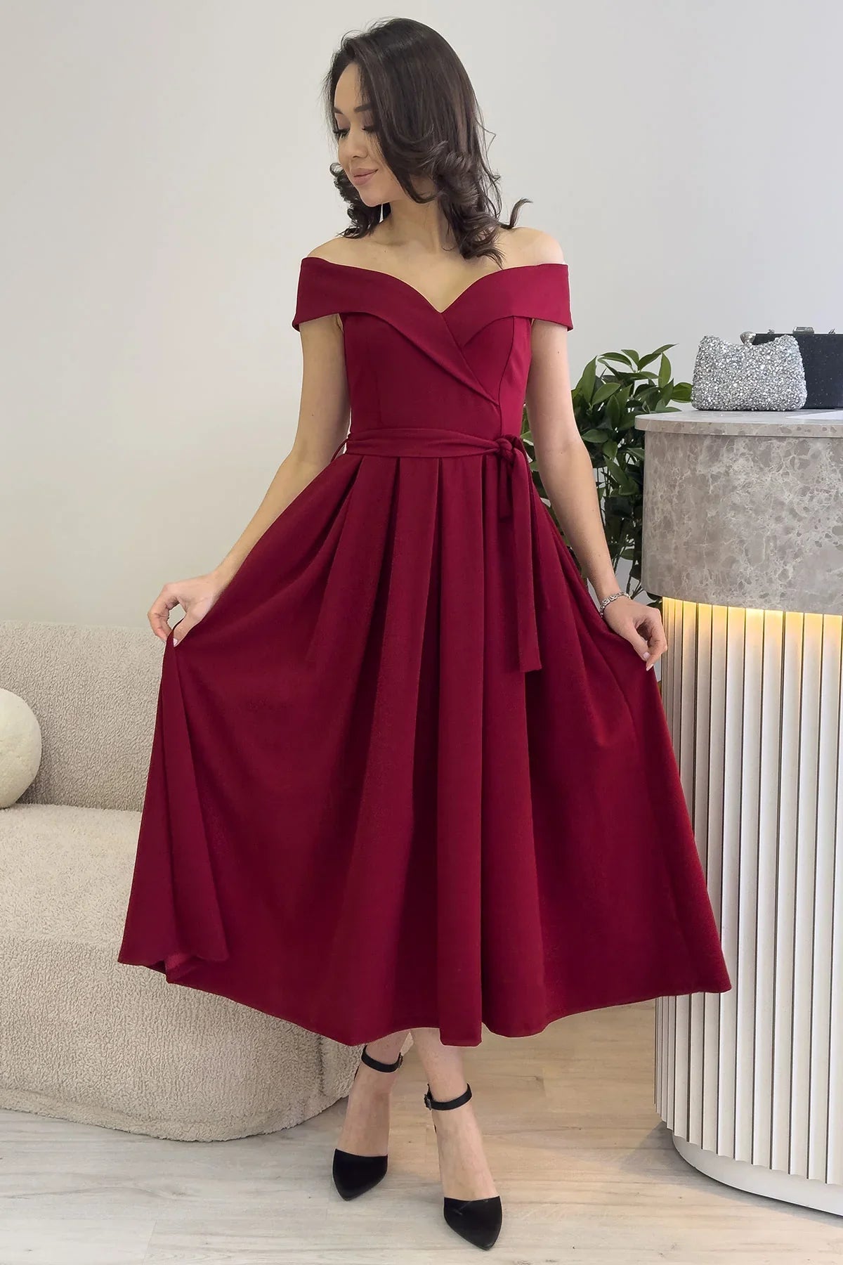 Women's Burgundy Sweetheart Neck Belted Midi Dress