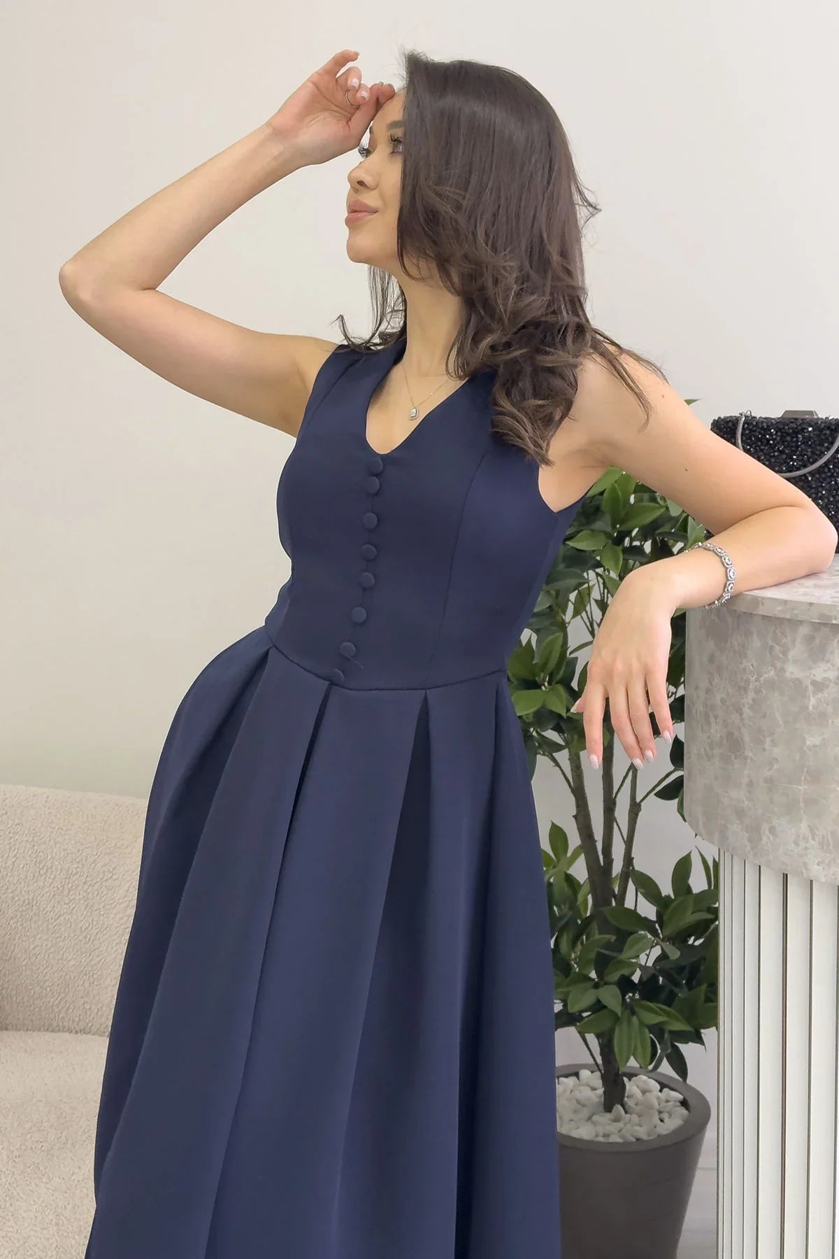Women's Navy Blue V-Neck Düğme Detail Piliseli Midi Dress