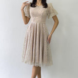 فستان سهرة ذهبي متوسط ​​الطول بأكمام قصيرة لامع