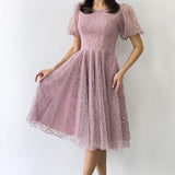 فستان سهرة قصير الأكمام قصير الطول بلون البودرة اللامع