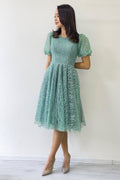 فستان سهرة قصير الأكمام قصير الطول باللون الأخضر المائي اللامع