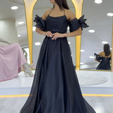 فستان سهرة أسود من الأورجانزا بياقة منسدلة وتفاصيل ربطة على الأكمام