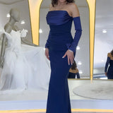 فستان سهرة أزرق داكن بدون حمالات بتصميم ذيل السمكة من الساتان