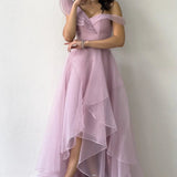 فستان سهرة من التول بلون وردي فاتح غير متماثل