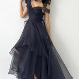 فستان سهرة أسود من التول بتنورة غير متماثلة