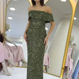 فستان سهرة متوسط ​​الطول بلون الكاكي مكشوف الكتفين مزين بالترتر