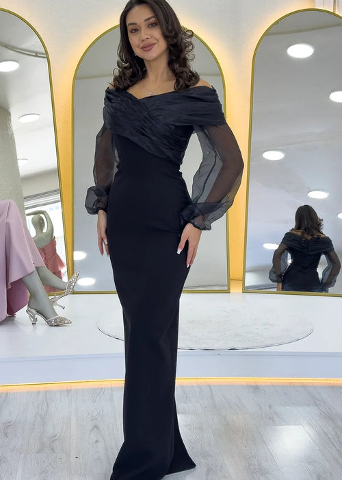 فستان سهرة طويل بتصميم من التول الأسود