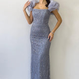 فستان سهرة رمادي مكشوف الكتفين مزين بالترتر