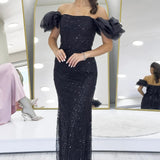 فستان سهرة أسود مكشوف الكتفين مزين بالترتر