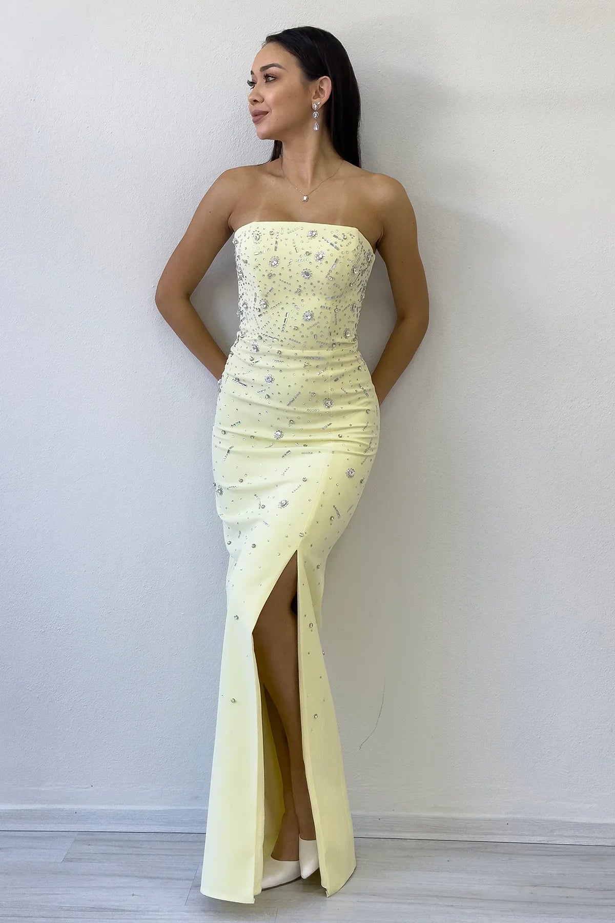 Women's Yellow Strapless Taş işlemeli Slit Evening Gown