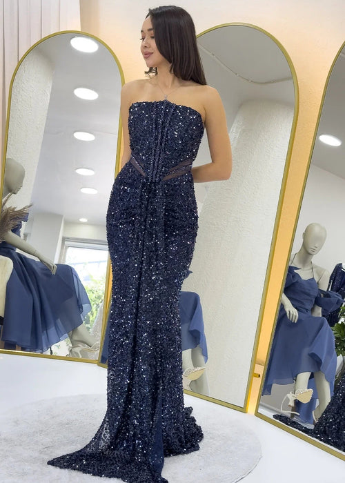 فستان سهرة أزرق داكن بدون حمالات مزين بالترتر