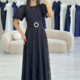 فستان سهرة أسود من الدانتيل متوسط ​​الطول بتصميم واسع