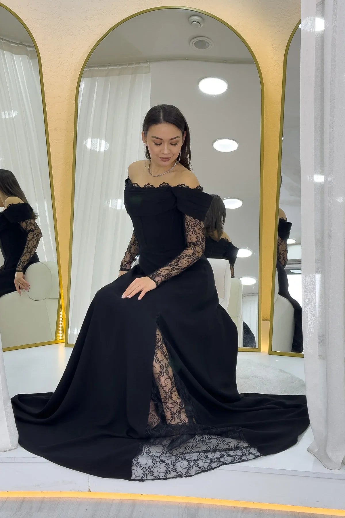 Women's Black Lace Sleeve Slit Tasarım Evening Gown