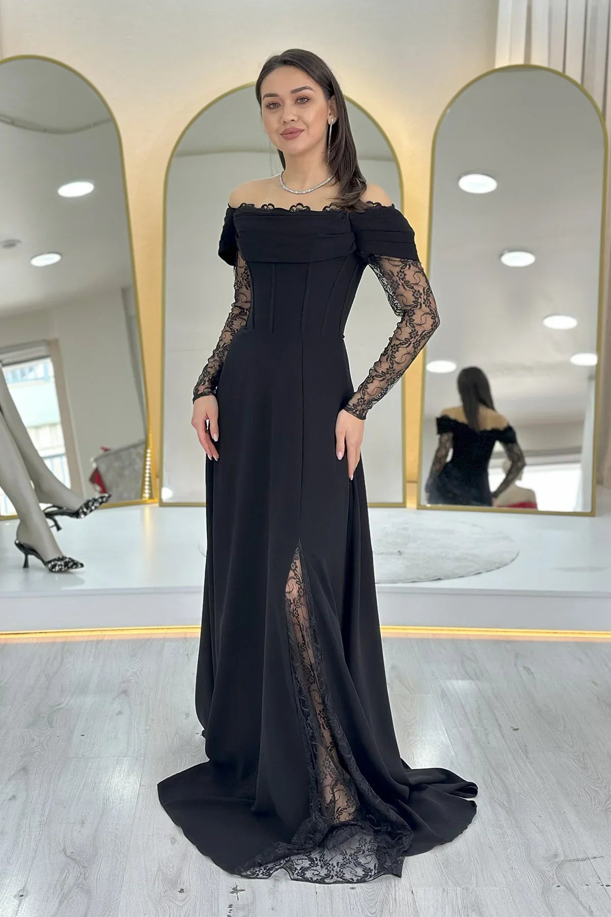 Women's Black Lace Sleeve Slit Tasarım Evening Gown