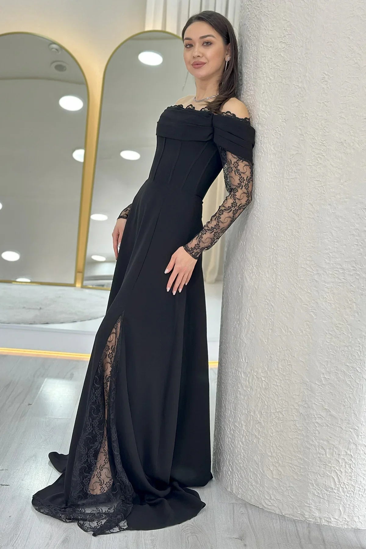 Women's Black Lace Sleeve Slit Tasarım Evening Gown