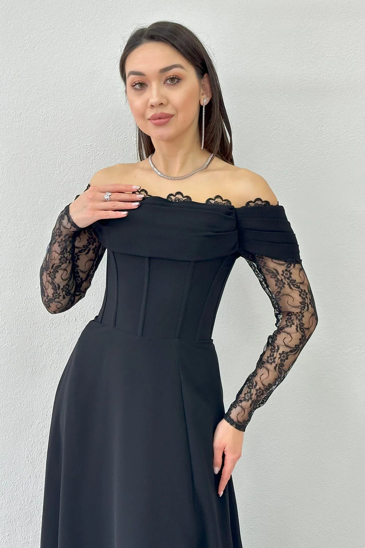 Women's Black Lace Sleeve Slit Tasarım Evening Gown