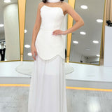 فستان زفاف أبيض بتصميم شيفون مزين بشال وتنورة كورسيه مزخرفة