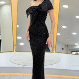 فستان سهرة أسود مزين بالترتر بكتف واحد وياقة على شكل فيونكة