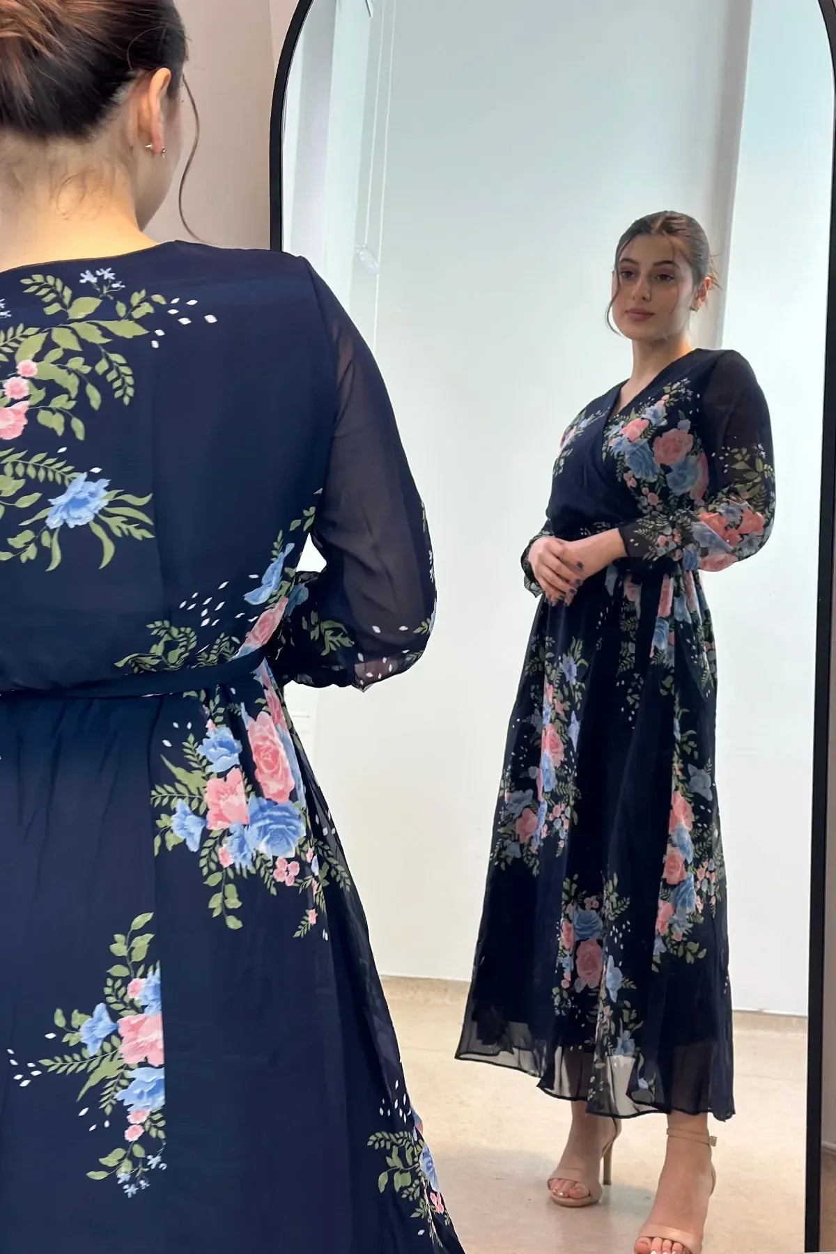 فستان ميدي شيفون بنقشة زهور باللون الأزرق الداكن