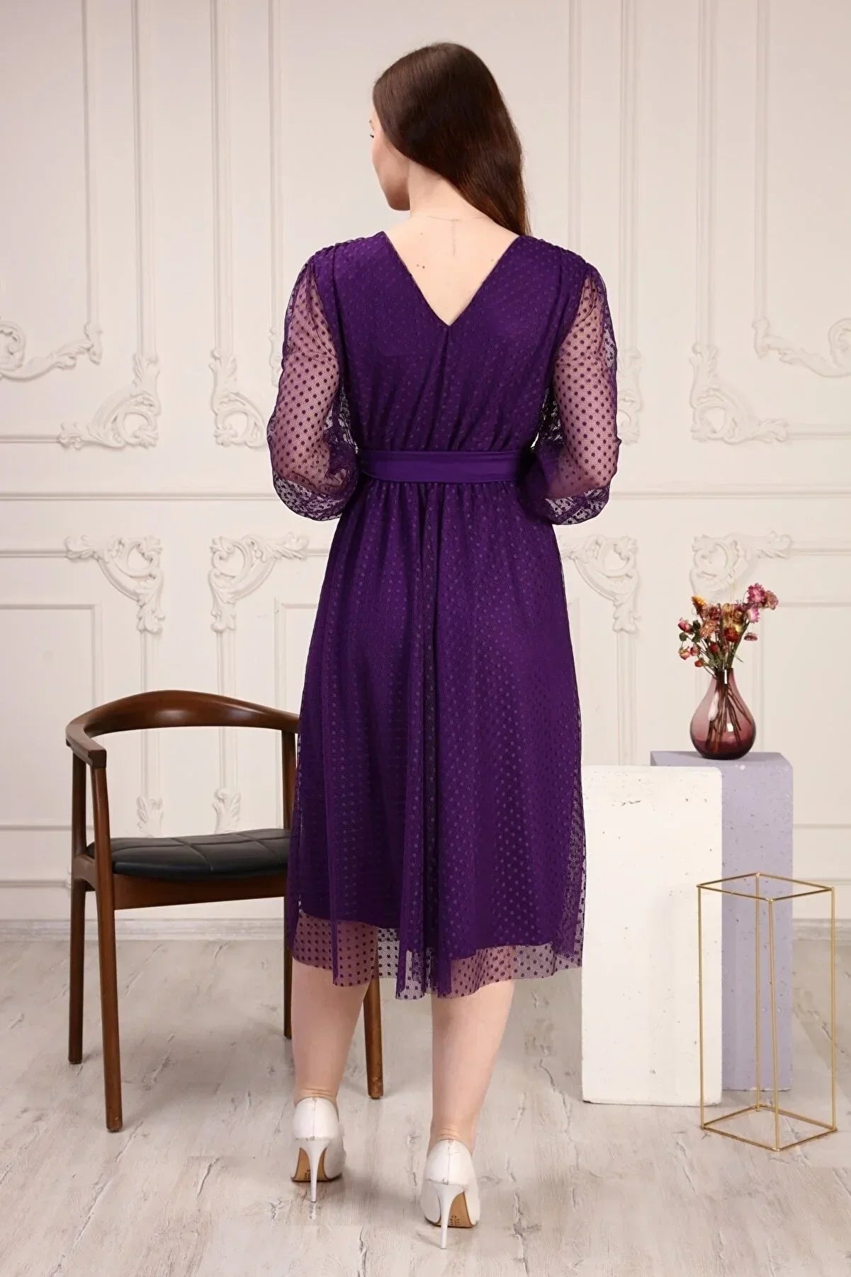 فستان توتو بمقاسات كبيرة، منقط باللون البنفسجي، مزود بحزام.