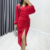 فستان سهرة أحمر من الساتان بياقة متقاطعة وأكمام بالون منسدلة