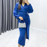 فستان سهرة من الساتان النيلي بياقة متقاطعة وأكمام بالون منسدلة