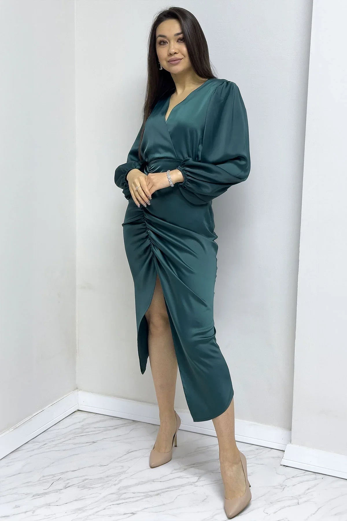 Women's Emerald Green Wrap Satin Draped Yırtmaç Detail Balloon Sleeve Plus Size Dress
