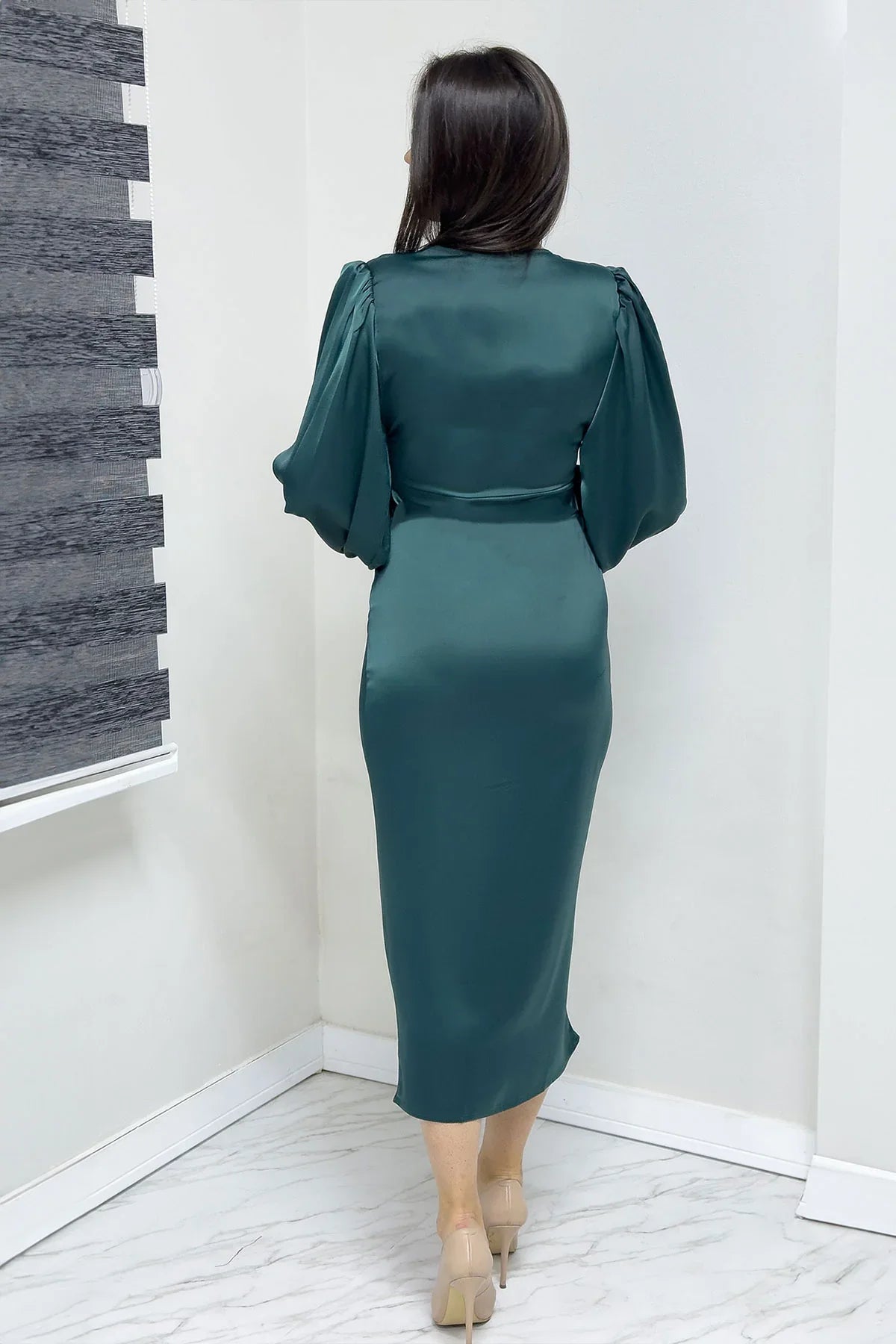 Women's Emerald Green Wrap Satin Draped Yırtmaç Detail Balloon Sleeve Plus Size Dress