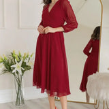 فستان شيفون متوسط ​​الطول باللون العنابي