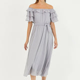 فستان شيفون رمادي اللون بمقاسات كبيرة، مزين بكشكشة وياقة مادونا