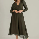 فستان شيفون متوسط ​​الطول بلون الكاكي