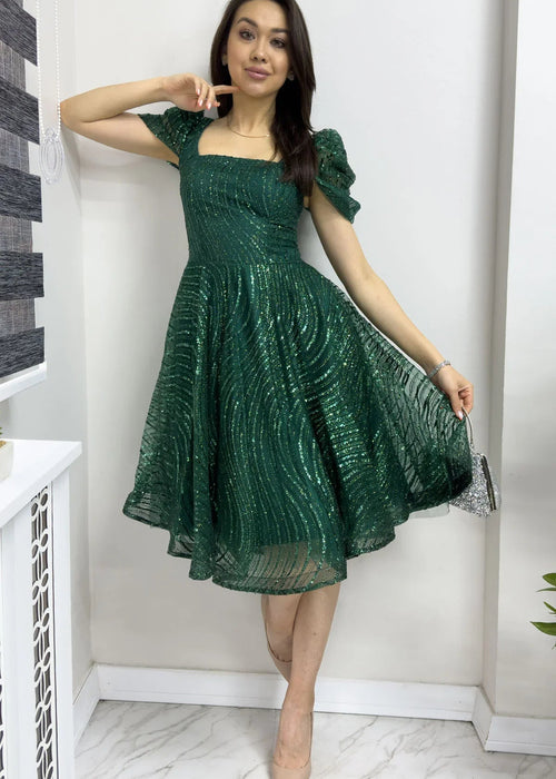 فستان سهرة واسع مزين بالترتر باللون الأخضر الزمردي