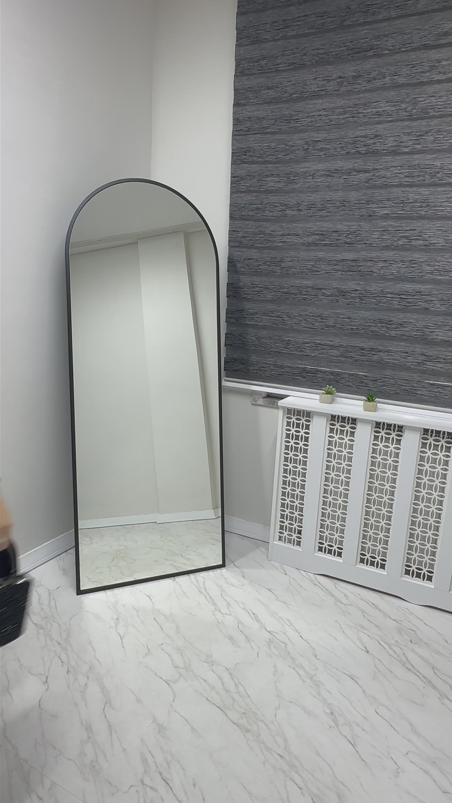 فستان مخملي أسود متوسط ​​الطول