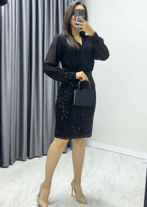 فستان سهرة أسود متوسط ​​الطول مزين بالترتر